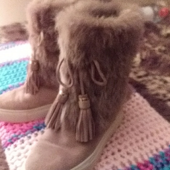 Tory Burch furry super cute boots!!!1 hour sale!!! - Picture 2 of 6